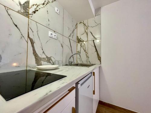bagno con lavandino e specchio di KoalaWakeup a Vitry-sur-Seine