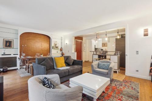 Φωτογραφία από το άλμπουμ του Chic and spacious apartement with piano and terrace σε Le Chesnay