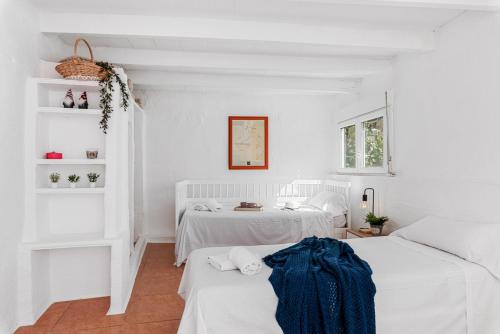 biały pokój z 2 łóżkami i oknem w obiekcie Villa Salada - PlusHolidays w mieście Calpe