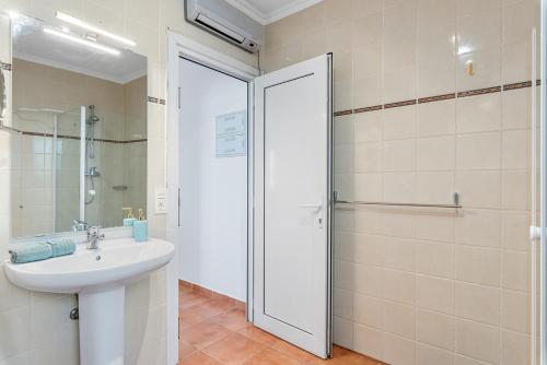 biała łazienka z umywalką i prysznicem w obiekcie Villa Salada - PlusHolidays w mieście Calpe