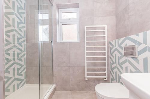 a bathroom with a shower and a toilet and a sink at Fantastic 2 Bedroom, 2 Bathroom Apartment Oxford in Oxford