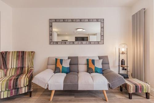 a living room with a couch and a mirror at Fantastic 2 Bedroom, 2 Bathroom Apartment Oxford in Oxford