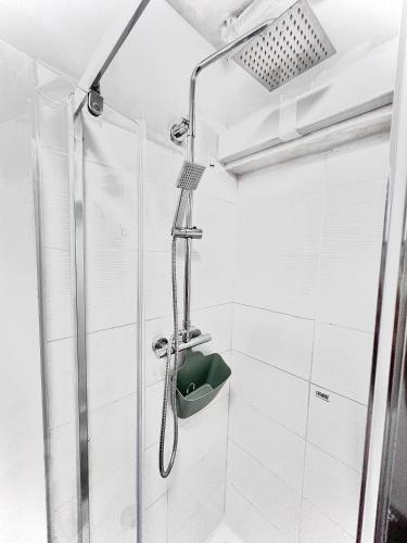 a shower with a glass door in a bathroom at Stylish 2-Guest Studio with Netflix, Prime - FREE WIFI & FREE PARKING - Aroluchi Ville in Ecclesfield