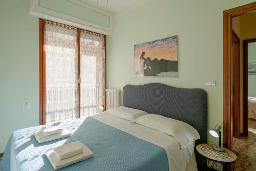een slaapkamer met een bed met twee handdoeken erop bij La Serena di Bordighera Vintage Flat in Bordighera