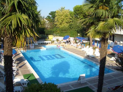 een bovenaanzicht van een zwembad met palmbomen bij VILLAGGIO LIDO - Cavallino in Cavallino-Treporti