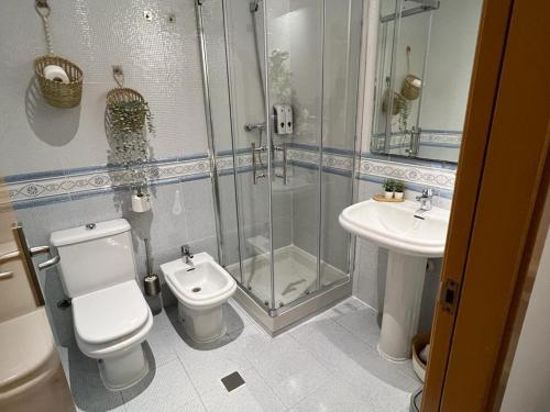 y baño con ducha, aseo y lavamanos. en Hotel Hospedarte, SL en Riba-Roja De Turia