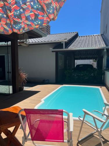 Πισίνα στο ή κοντά στο Casa com piscina em Itapema próximo a praia