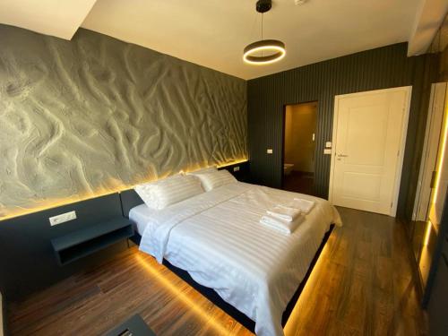 1 dormitorio con 1 cama blanca en una habitación en Tirana Central Rooms en Tirana
