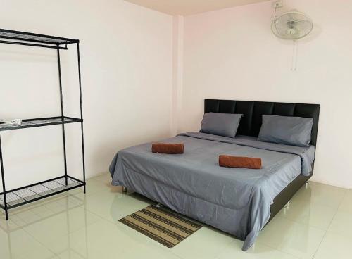 1 dormitorio con 1 cama con 2 almohadas en Connexion en Ko Yao Noi