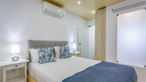 Postel nebo postele na pokoji v ubytování Glamorous 1 BDR Duplex Apartment by LovelyStay
