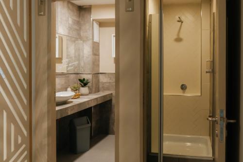 サン・ラファエルにあるEn Pausaのバスルーム(トイレ、洗面台、シャワー付)