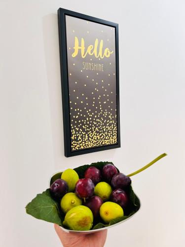 un bol de fruta delante de un cartel en Calabria Experience ****, en Montegiordano