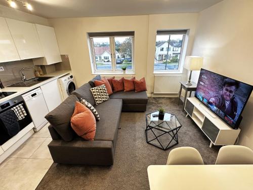 a living room with a couch and a flat screen tv at Walnut Flat, 2-Bedroom with Ensuite - Parking, Netflix, WIFI - Close to Oxford, Bicester & Blenheim Palace - F4 in Oxford