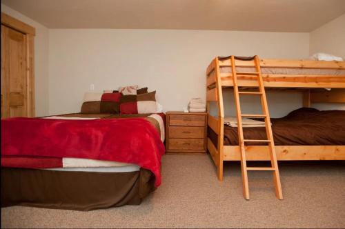 1 Schlafzimmer mit 2 Etagenbetten und einer Leiter in der Unterkunft Private Room in Cozy Townhouse in Breckenridge