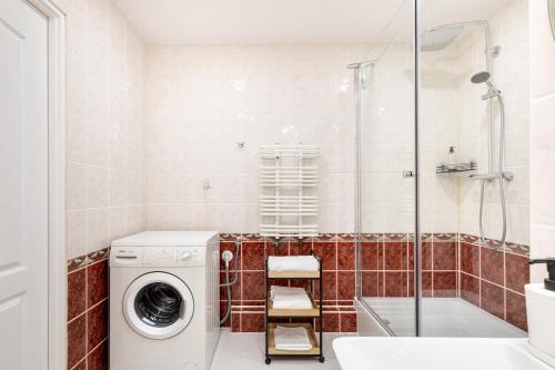 een badkamer met een wasmachine en een douche bij Apartment with Entresol Old Town in Krakau