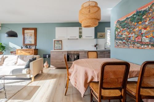 eine Küche und ein Wohnzimmer mit einem Tisch und Stühlen in der Unterkunft Veeve - Artistic Poise in Boulogne-Billancourt