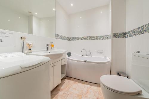 een witte badkamer met een toilet en een wastafel bij Yoga Residence Apartments in Tallinn