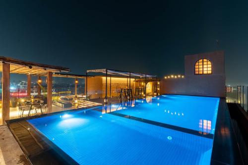 ウダイプールにあるHistoria Royalの夜の屋根のプール