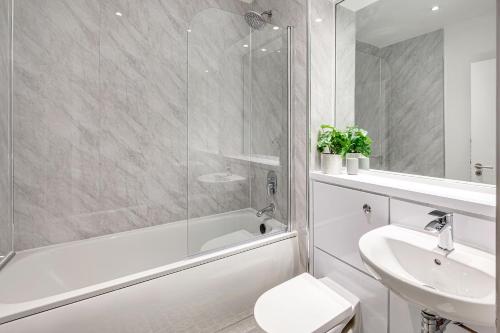 a bathroom with a tub and a sink and a toilet at Host & Stay - Ropewalks Quarters in Liverpool