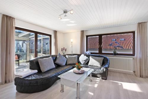 a living room with a couch and a table at Ferienwohnungen Lilie Und Dahlie in Münsingen
