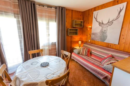 una camera con un letto e un tavolo con un cervo sul muro di Tetras Pedrous a Pas de la Casa