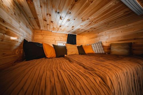 เตียงในห้องที่ CozyTiny house at lake with sauna