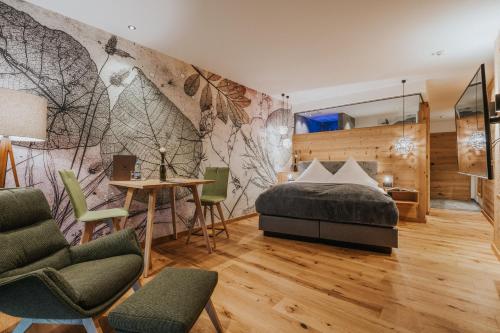 um quarto com uma cama e uma parede com um mural em PANORAMA Allgäu Spa Resort em Seeg