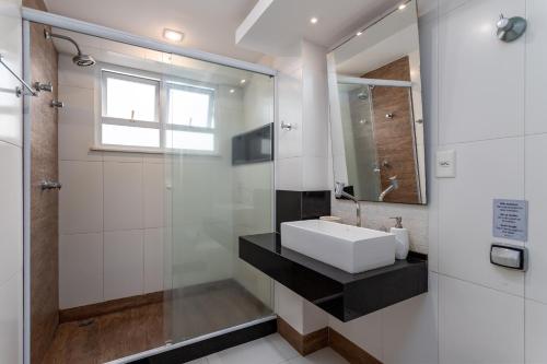La salle de bains est pourvue d'un lavabo et d'un miroir. dans l'établissement Elegância em Ipanema - Ideal para famílias - RE701 Z2, à Rio de Janeiro
