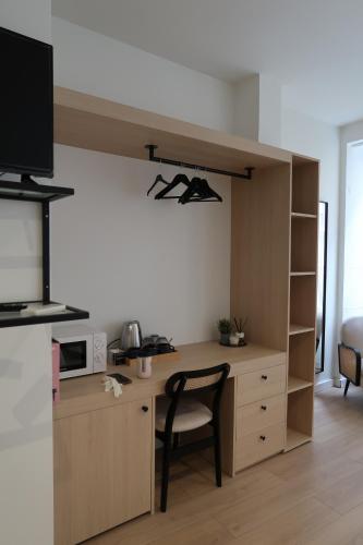 Una cocina con un escritorio y una silla en una habitación. en Apartamentos sobre o Douro, en Oporto