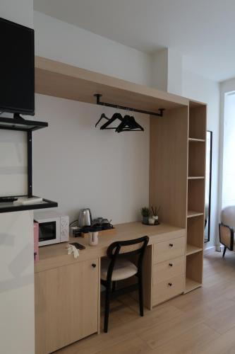 a kitchen with a desk and a chair in a room at Apartamentos sobre o Douro in Porto