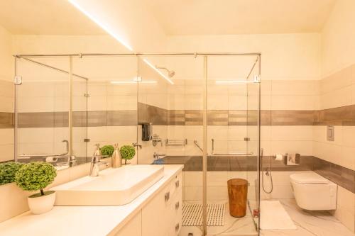 比姆塔爾的住宿－StayVista at Oberoi's Chalet，带淋浴、盥洗盆和卫生间的浴室