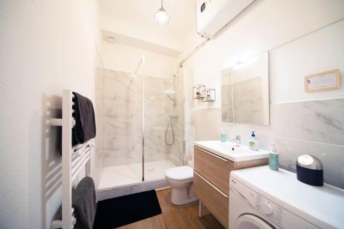 W łazience znajduje się prysznic, toaleta i umywalka. w obiekcie Cabana & Le Sirène - Proche Centre-Ville w mieście Mâcon