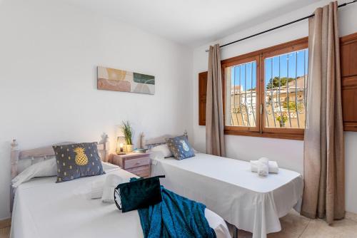 twee bedden in een kamer met een raam bij Villa Agudin - PlusHolidays in Calpe