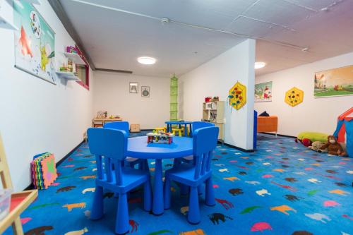 a classroom with a table and chairs in a room at Parkhotel Brenscino Brissago in Brissago