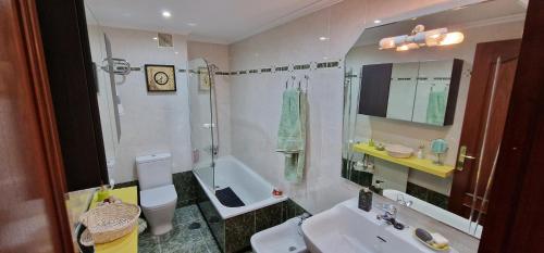 La salle de bains est pourvue d'un lavabo, d'une douche et de toilettes. dans l'établissement Bohemia Centro y Mar, à Gijón