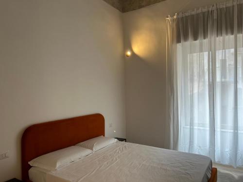 1 dormitorio con cama y ventana grande en Boutique Quartieri Spagnoli, en Nápoles