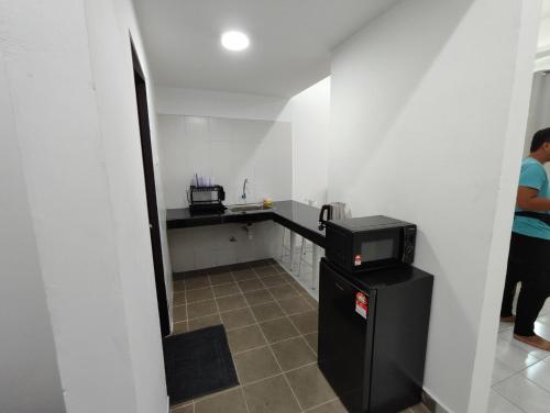 Una cocina o cocineta en Homestay Studio Apartment Bentara Suite, Kompleks Mutiara Gua Musang