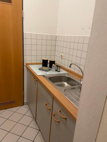una cucina con lavandino e bancone di Appartement Donauwelle 2 a Passavia
