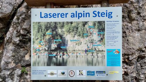 a sign on the side of a rock wall at Appartement Twin Peak Edelweiss in Gosau