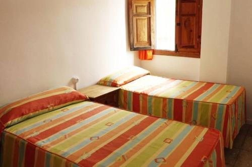 2 camas individuales en una habitación con ventana en Casa Campo con Piscina y Barbacoa para 6 personas en plena naturaleza, en Picasent