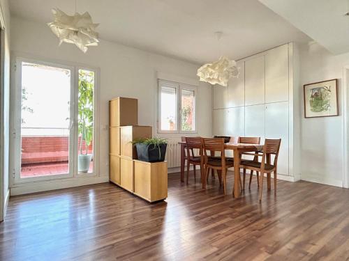 a kitchen and dining room with a table and chairs at Hispalis Ático Bermejales in Seville