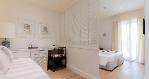 a white room with a bed and a sink at California Park Hotel in Forte dei Marmi