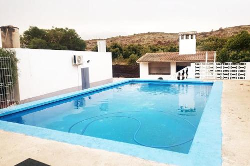 uma piscina no meio de uma casa em Casa Campo con Piscina y Barbacoa para 6 personas en plena naturaleza em Picassent