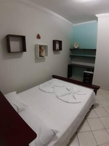 een slaapkamer met een groot wit bed in een kamer bij Apartamento inteiro( 1° andar) - Guarabira/PB in Guarabira