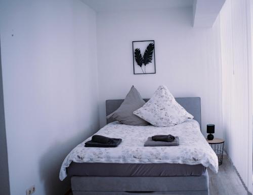 - une chambre avec un lit et 2 serviettes dans l'établissement Modernes Apartment in der Altstadt , kostenlose Parkplätze in der Nähe, à Emden