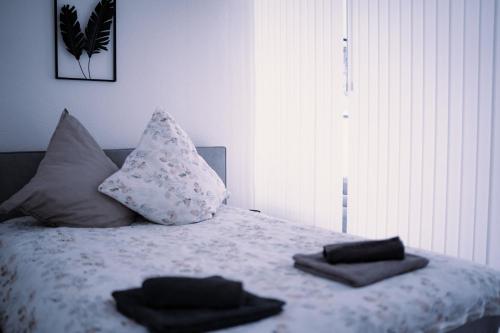 a bed with two towels sitting on top of it at schönes Apartment in der Altstadt , kostenlose Parkplätze in der Nähe in Emden