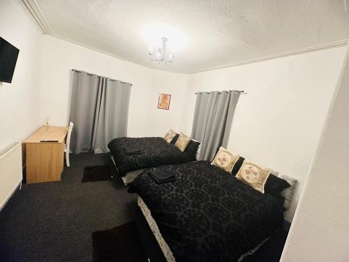 een kleine slaapkamer met een bed en een bank bij Samco flat in Ashton-in-Makerfield