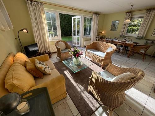 un soggiorno con divano e sedie di Vakantiewoning Westhoek a Kortgene