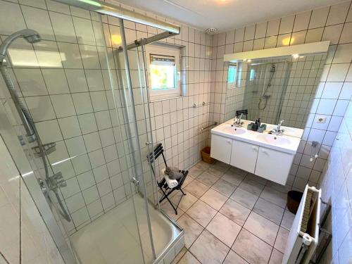 un baño con ducha y lavabo en Vakantiewoning Westhoek, en Kortgene