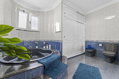 uma casa de banho com banheira e WC em Villa Portugal - Villasexperience em Tahiche